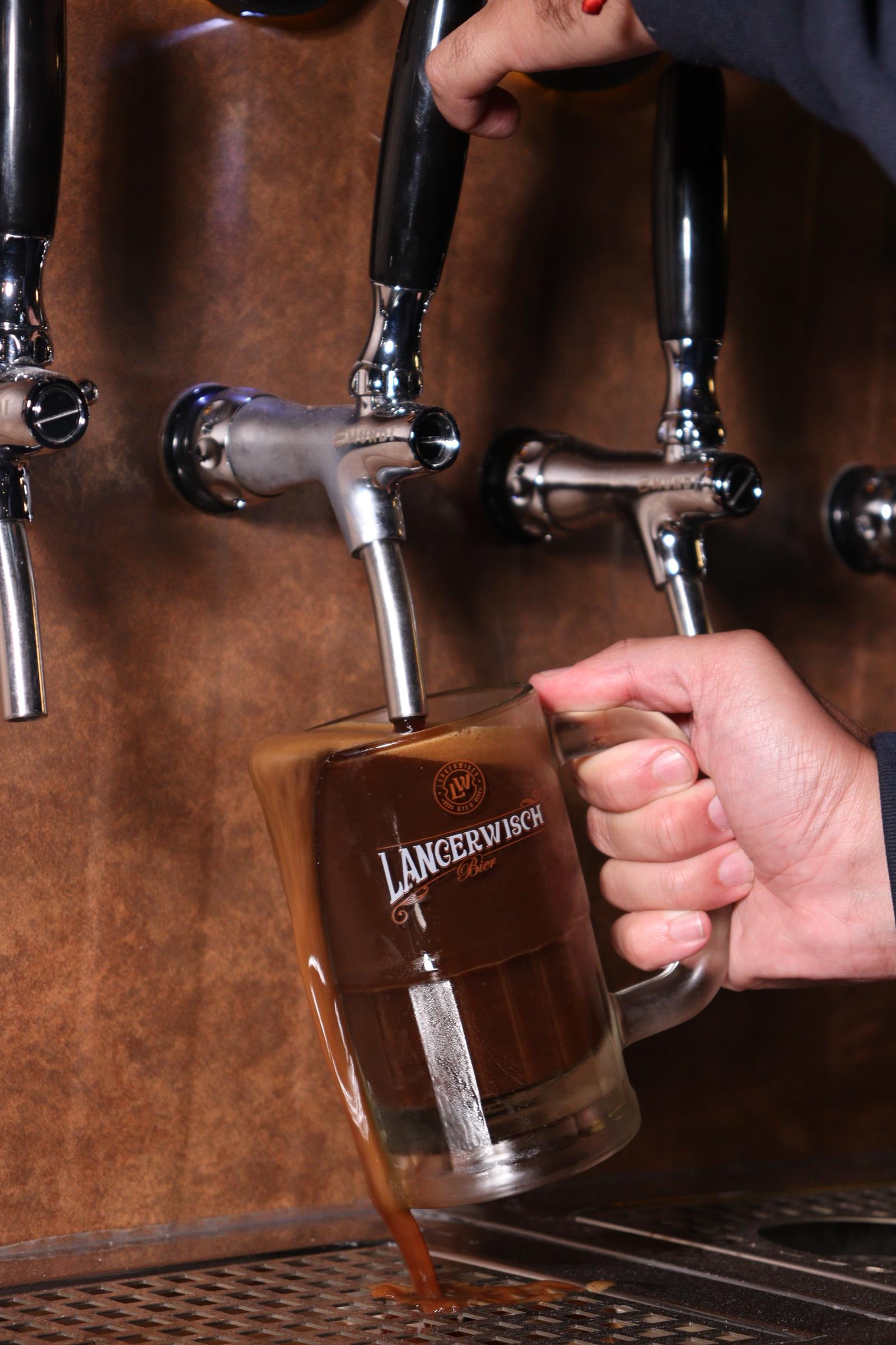 Chopp artesanal Langerwisch Bier sendo servido